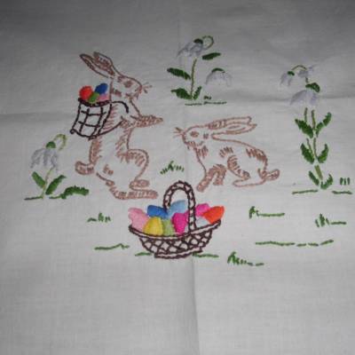 Vintage Osterdecke mit handgestickten Ostermotiven Mitteldecke weiß Vintage aus den 1970er Jahren