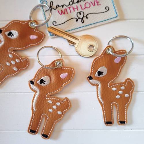 Rehkitz Schlüsselanhänger – gestickt auf Kunstleder, Geschenk zur Einschulung, Taschenbaumler