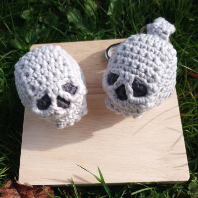 Totenkopf-Amigurumi als Dekoration oder Anhänger