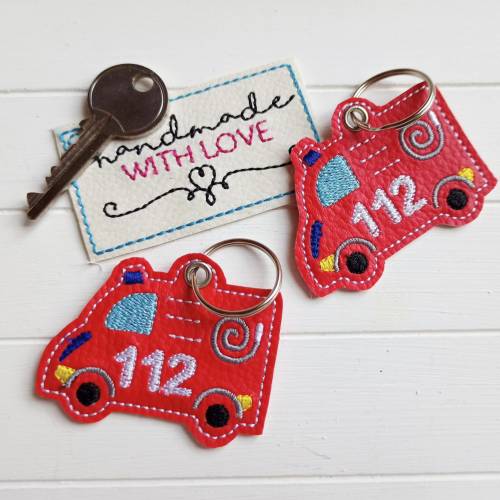 Feuerwehrauto Schlüsselanhänger Notruf gestickt rotes veganes Kunstleder, Anhänger Notfalltasche Rucksack Zipper Taschen