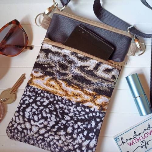 Kleine Crossbody Bag Animalprint aus Gobelin und Kunstleder mit 2 Reissverschluss Fächern, Festival Schultertasche, Hand