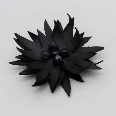 Anstecknadel Blume schwarz aus Lederimitat mit Perlen, Anstecknadel silberfarben, Brosche 10 cm, Schmuck, Accessoires