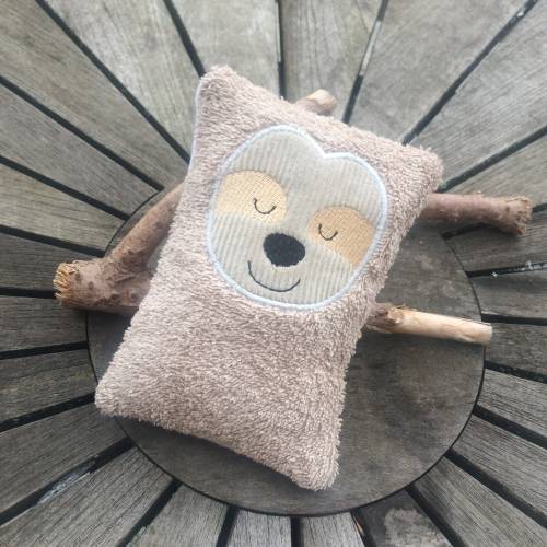 WärmeKissen Faultier Stickdatei ITH mit Inlett 13x18 16x26 18x30 Kirschkernkissen Dinkelkissen Kissen