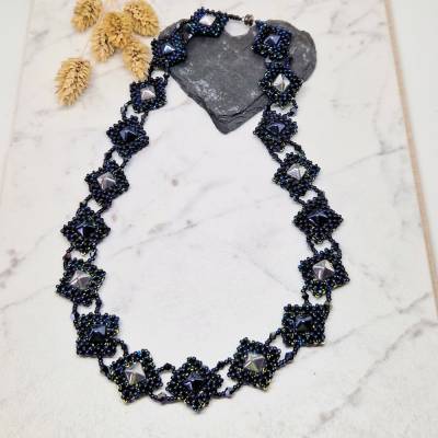 „Ocean Glow“ – Handgefädelte Halskette in schwarz-bunt mit Dunkelblau & Silber