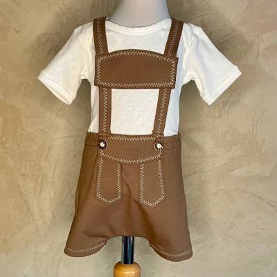Trachtige Babylederhose aus braunem Jerseystoff – Handgemacht für kleine Abenteurer