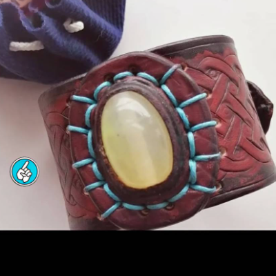 Einzigartiges Lederarmband in Braun – Tribal-Design mit Glasstein