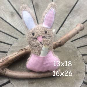 Hase Stickdatei  ITH mit kleiner Tasche 13x18 16x26 Ostern Geldgeschenk Bild 1