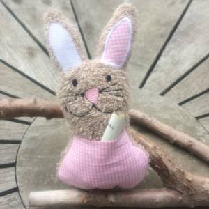 Hase Stickdatei  ITH mit kleiner Tasche 13x18 16x26 Ostern Geldgeschenk Bild 2