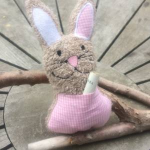 Hase Stickdatei  ITH mit kleiner Tasche 13x18 16x26 Ostern Geldgeschenk Bild 3