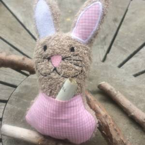 Hase Stickdatei  ITH mit kleiner Tasche 13x18 16x26 Ostern Geldgeschenk Bild 4