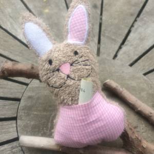 Hase Stickdatei  ITH mit kleiner Tasche 13x18 16x26 Ostern Geldgeschenk Bild 6