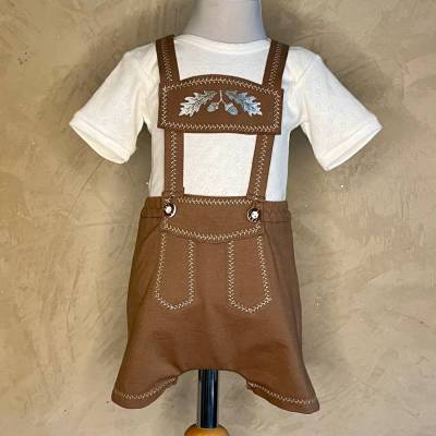 Handgemachte Babylederhose aus braunem Jerseystoff mit Eichenlaub-Foliendruck – Personalisierbar & trachtig