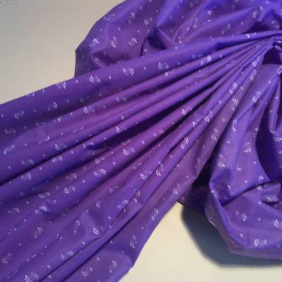 Ein klassischer, lila-farbener Baumwollstoff für Dirndl und Folklorekleider