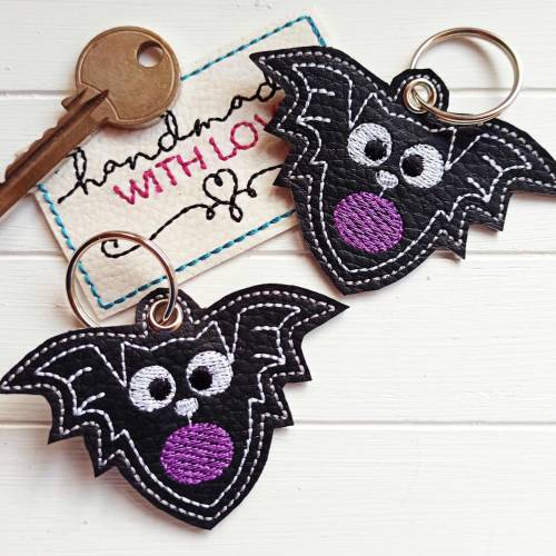Fledermaus Schlüsselanhänger Kunstleder gestickt, Rucksack Anhänger Halloween Geschenk Taschenanhänger