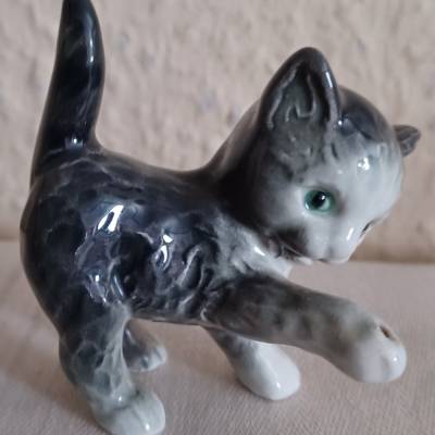 kleine Goebel Katze ohne Schmetterling, der ist weggeflogen