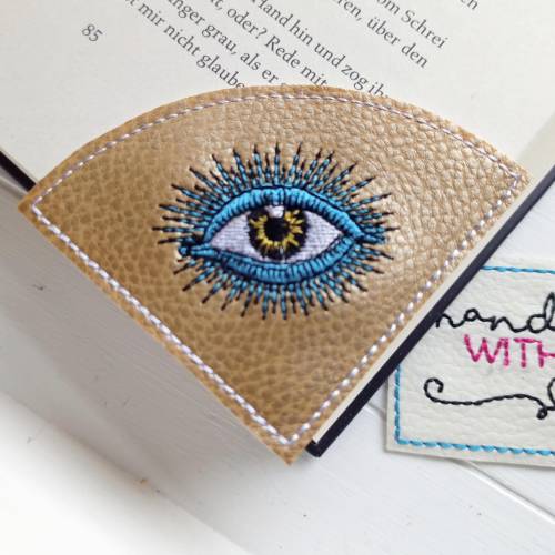 Eck Lesezeichen Auge gestickt blau gold Kunstleder, Leseecke Geschenk Bücherwurm Leseratte Ostern