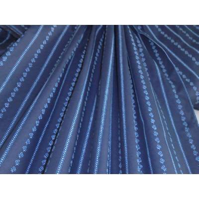 Ein Hauch von Tradition: Dunkelblauer Dirndlstoff mit hellblauen Streifen und zartem Blütenmuster