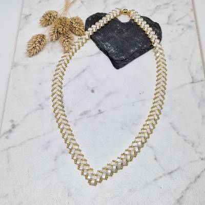 „Créme de Luxe“ – Handgefädelte V-Kette in Elfenbein & Gold
