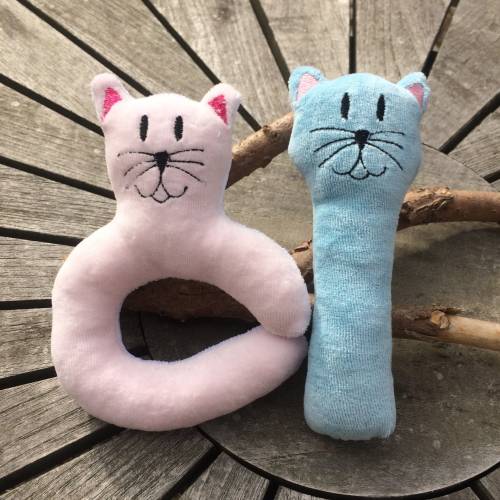 Greifling & Rassel Stickdatei ITH 13x18 Katze Babyspielzeug Babygeschenk Babyparty