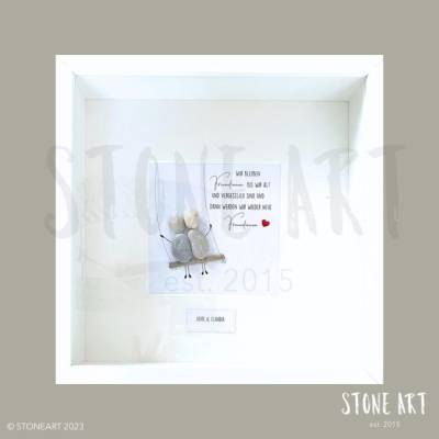 Steinbild „Wir bleiben Freundinnen“ mit Figuren auf Schaukel – Personalisiertes Geschenk für beste Freundin
