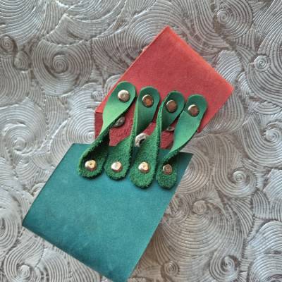 Lederarmband in Grün & Rot – Robustes Design mit Nieten