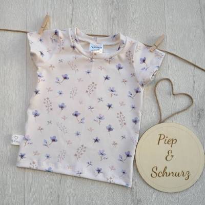 Handgenähtes Kinder T-Shirt aus Bio-Jersey mit zarten blaue Blümchen - einzigartiges Frühlingsdesign