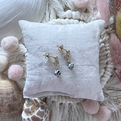 „Greenery“ - Farbenfrohe Edelstahl-Ohrstecker aus Dalmatiner-Jaspis in schwarz und creme