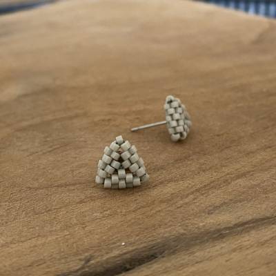 Handgefertigte Ohrstecker •Haze • Leicht, angenehm & sicherer Halt | Greige & Grau-Beige