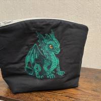 Drache sitzend Color Lichteffekt 18x18cm bzw. 20x20cm, je nach Maschinenformat Bild 7