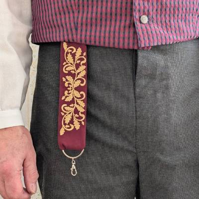 Chatelaine für Herren mit Goldstickerei