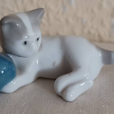 kleine  Katze mit Ball