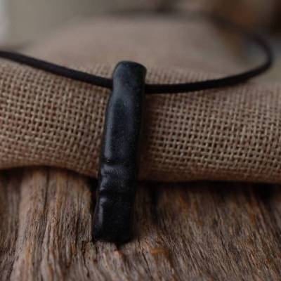 Schwarze Säulenkette - Keramikschmuck an Baumwollband - Handarbeit - Herrenschmuck - Geschenk