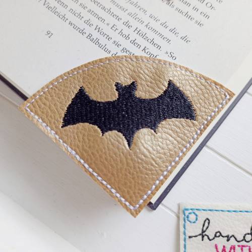 Eck Lesezeichen Fledermaus Kunstleder vegan gestickt, Leseecke Geschenk Bücherwurm Leseratte Halloween Vampir