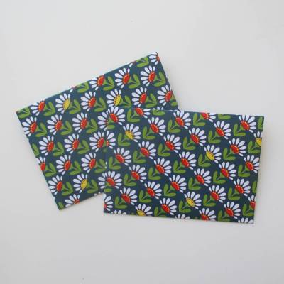 Geschenkumschlag Die Margeriten grüßen Dich, Briefumschlag, Schmuckkuvert mit Blumen auf Dunkelblau (2 Stück)