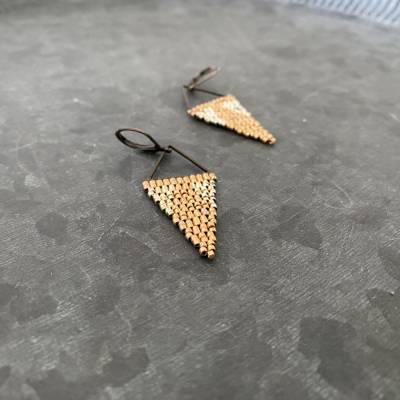Boho Ohrhänger Handarbeit – Leichte Dreieck-Ohrringe aus Messing & japanischen Saatperlen, gold/silber, Ethnochic