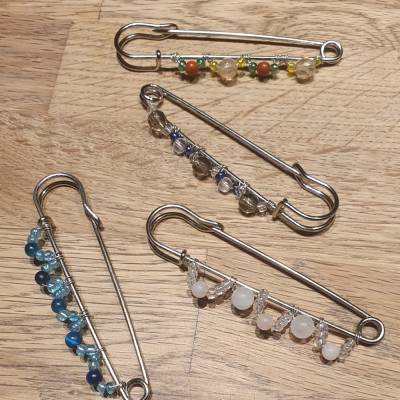 Tuchnadel – Großer Cardigan Verschluss aus Metall mit Natursteinperlen & Glasperlen, Sicherheitsnadel 7,5 cm für Tuch, Schal & Poncho