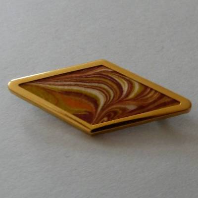 Auffällige Brosche in Form einer Raute, Seide bemalt in braun mit ocker, Metallrahmen goldfarben, Anstecknadel, Schmuck, Schmuckdesign