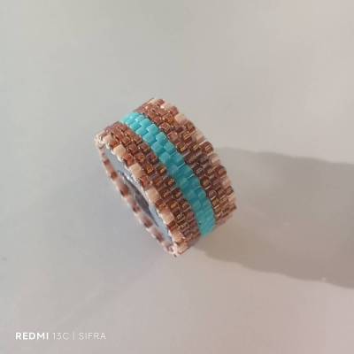 Handgefertigter Bandring aus Miyuki Delica Perlen, hellbraun/ türkisblau/weiß