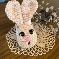 Osterhase Kira mit Korb - Häkelanleitung in Deutsch Bild 1