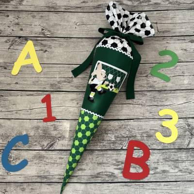 coole Schultüte / Zuckertüte in Grün mit Fußballspieler Hase & Tor