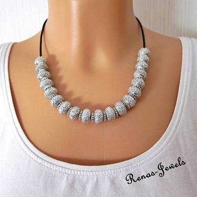 Modulperlen Kette silberfarben – Echtlederband kurz, glitzernde Perlen, handgefertigt