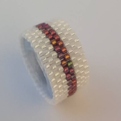 Handgefertigter Bandring aus Miyuki Delica Perlen, weiß / beere-schillernd