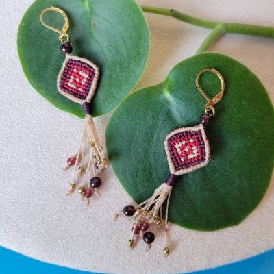 Makramee Quasten-Ohrringe mit Granat- und Messing-Perlen