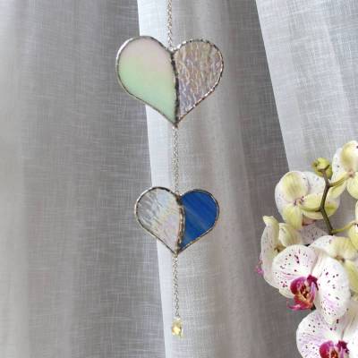 Sonnenfänger - Herzen aus irisierendem Buntglas mit Glaskristall - Perlmutt/Blau