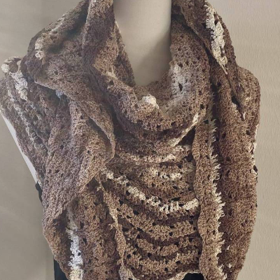 Elegantes Dreieckstuch aus Farbverlaufsgarn - Handgehäkelt