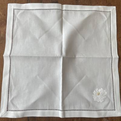 Stoffserviette 40 x 40 cm, bestickt, mit Lochsaum