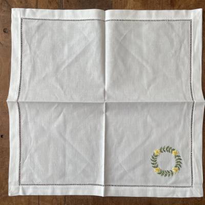 Stoffserviette 40 x 40 cm, bestickt, mit Lochsaum