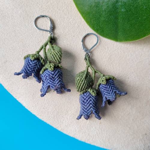 Makramee Ohrringe mit blauen Glockenblumen