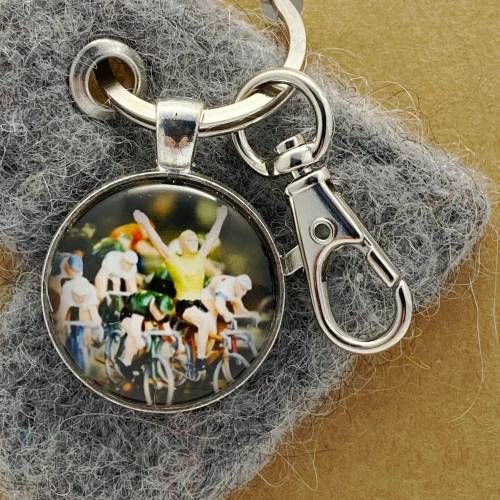 Schlüsselanhänger Rennradfahrer mit Karabiner und Filzherz, handgefilzt, Merinowolle