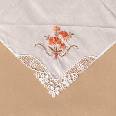 Vintage Taschentuch weiß Baumwolle und Plauener Spitze in einer Ecke in weiß mit orangefarbener Blume aus den 1980er